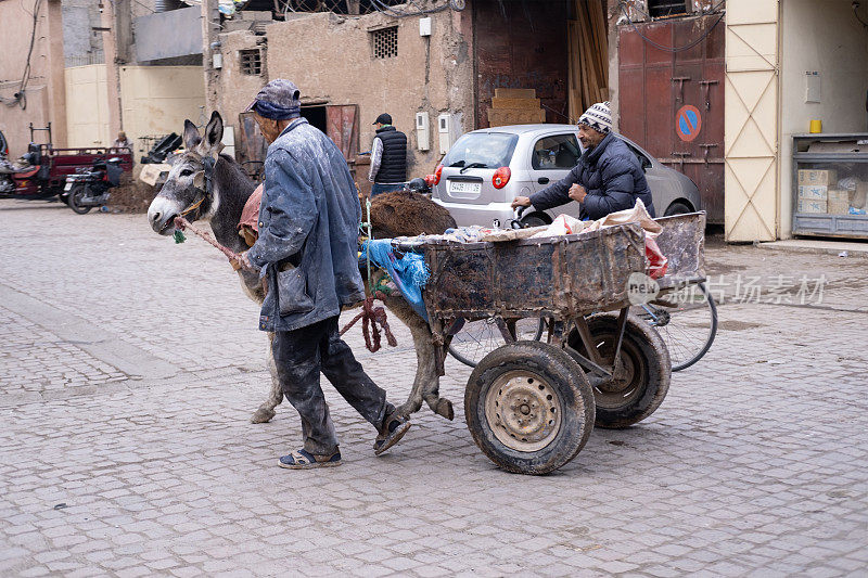 1月3日，在摩洛哥首都马拉喀什，当地居民骑着传统的骡车穿梭在错综复杂的街道上