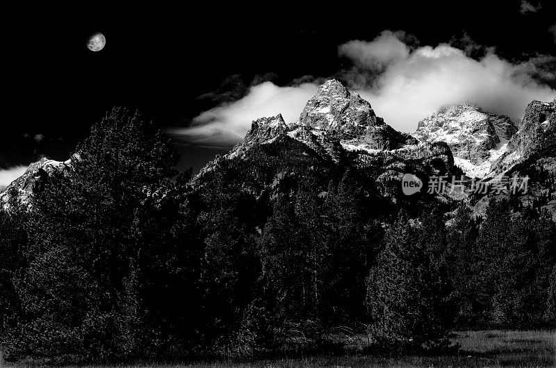 在美国怀俄明州大提顿国家公园的提顿山脉上，令人惊叹的月亮升起