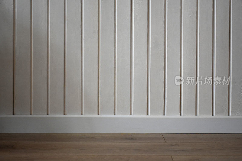 白色的木墙和棕色的木地板