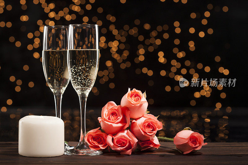 浪漫的香槟蜡烛和玫瑰