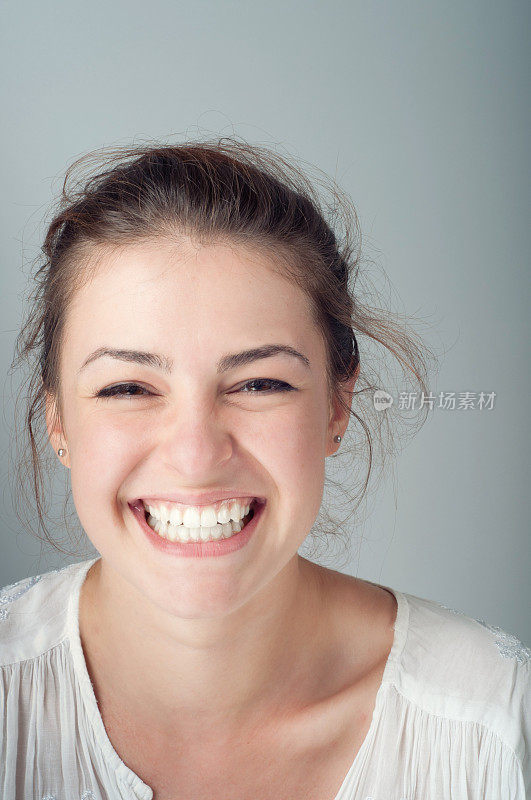 年轻女子肖像与牙齿的微笑