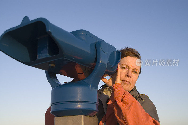 看望远镜的女人