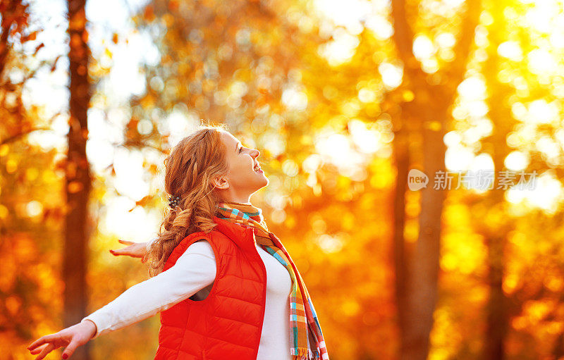 快乐的女孩在大自然的秋天里享受生活和自由