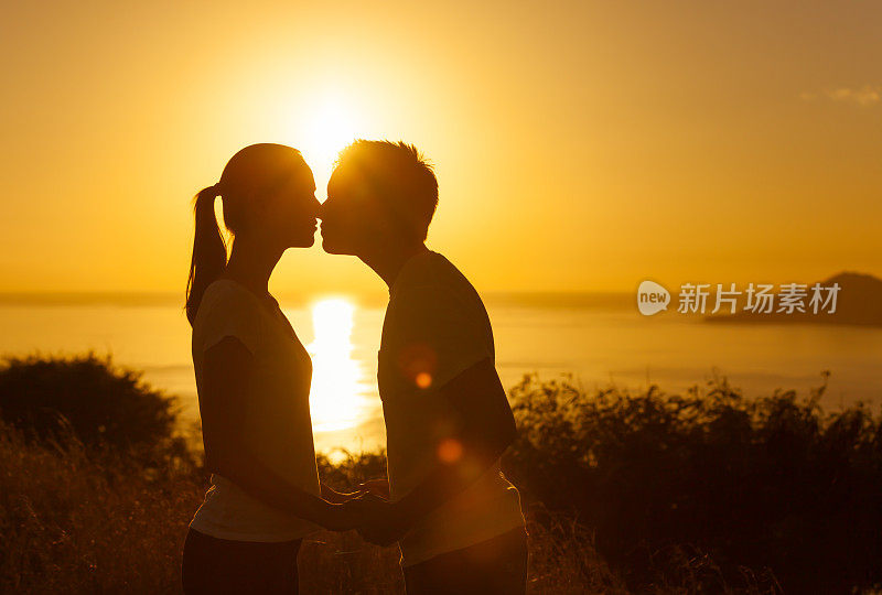 情侣在夕阳下接吻