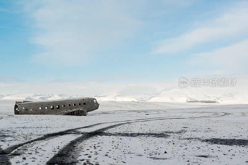 冰岛的冬季景观，飞机残骸和积雪覆盖的山脉