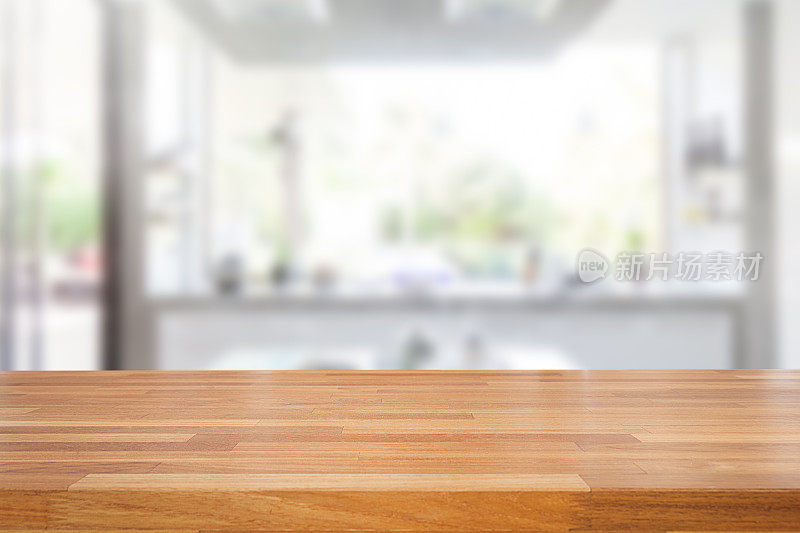 空木桌和模糊的厨房背景