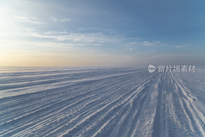 冰封的海面上有雪地摩托的痕迹