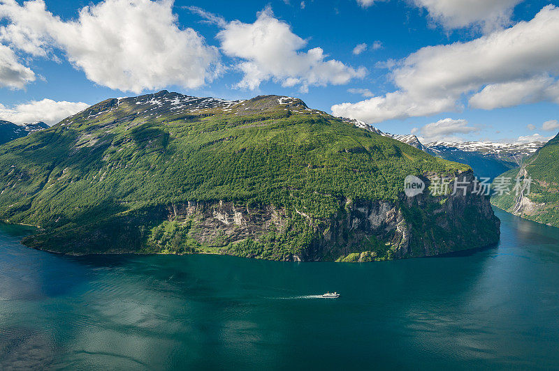 挪威Geiranger峡湾的陡峭海岸。