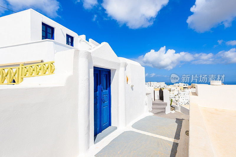 在带有典型希腊白色建筑的Imerovigli村，典型的希腊白色房屋和狭窄的人行道