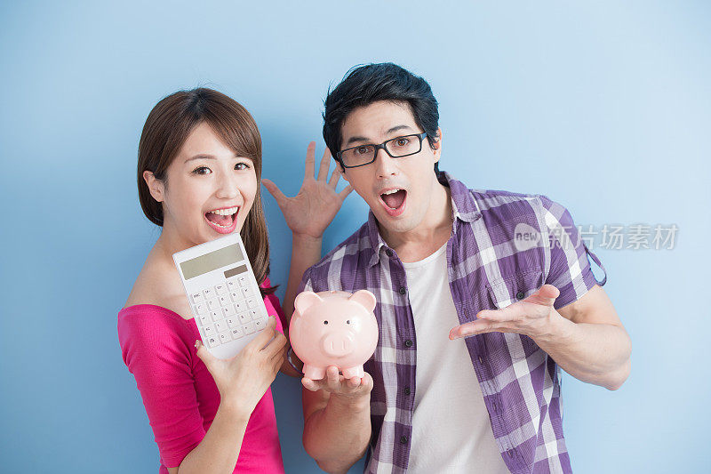 夫妇抱着粉红猪银行