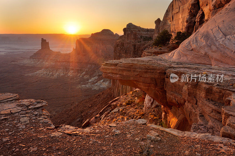 美国犹他州峡谷地的金色日落景色