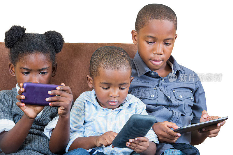 非裔美国儿童使用手机和平板电脑