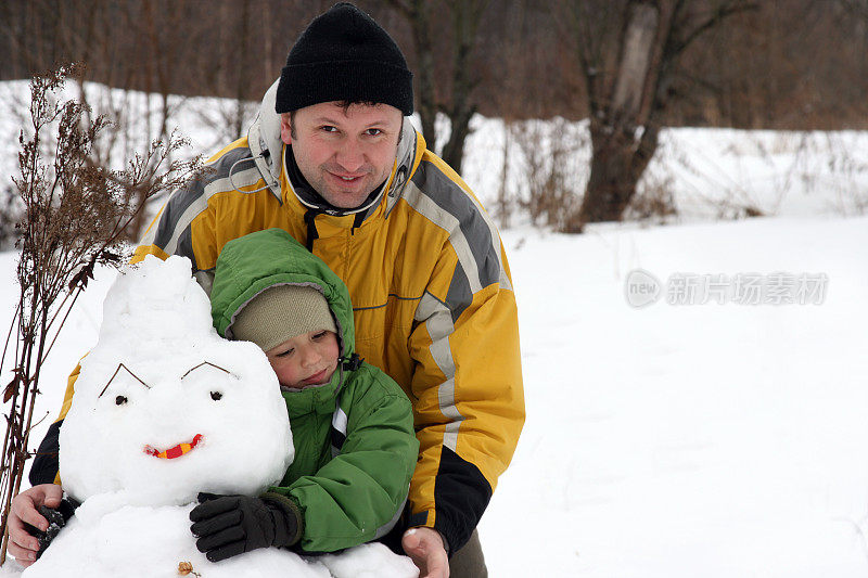 父亲，儿子和雪人。