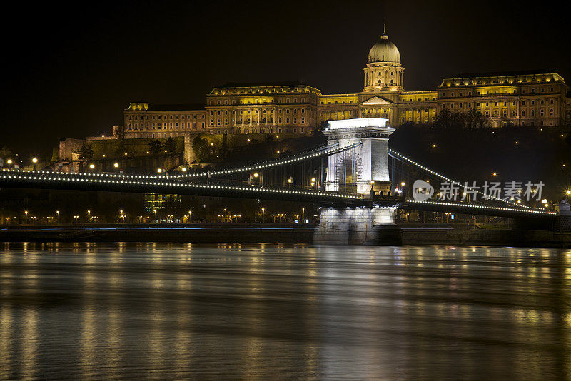 布达佩斯——皇家宫殿和链条桥