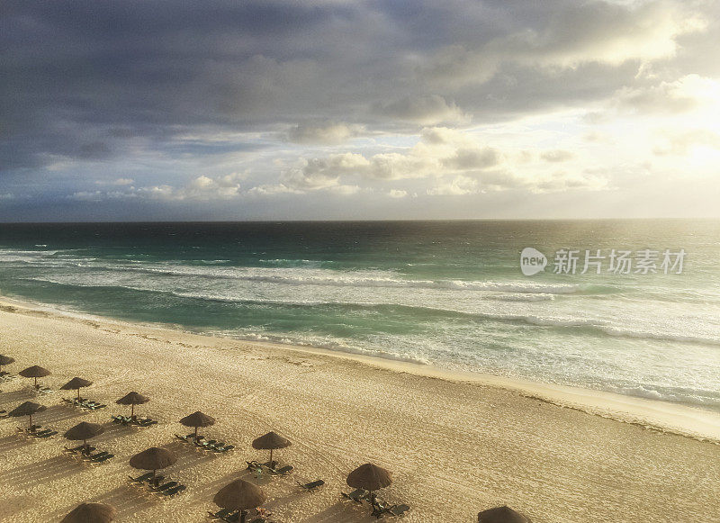 加勒比海上空的云朵和太阳