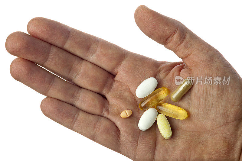 采购产品中年手握每日的药物，药丸，处方药，补充剂