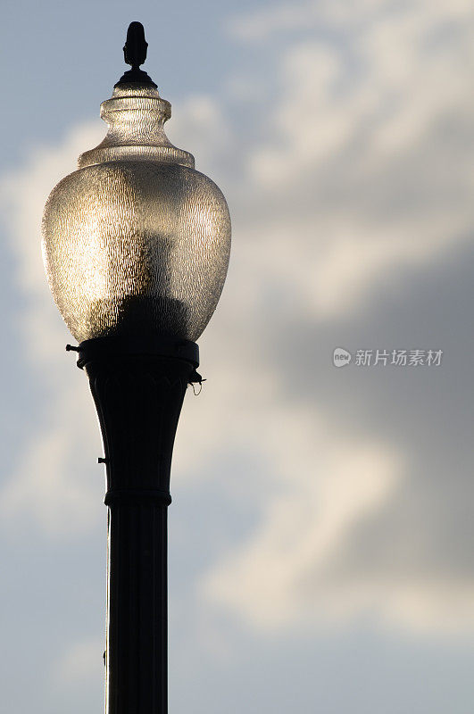 经典古色古香灯柱路灯，柔焦云，天空