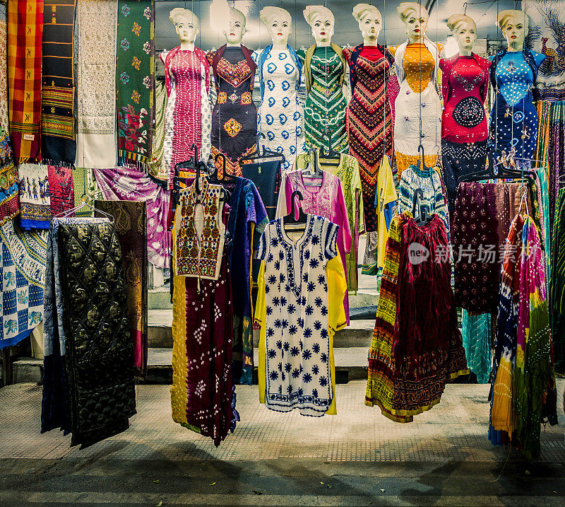 印度普什卡的一家女性服装店