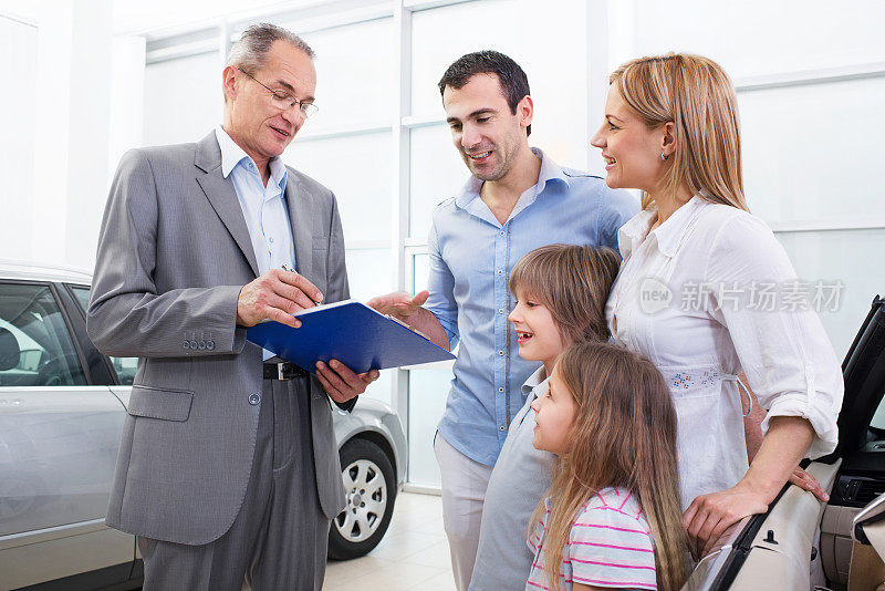 汽车销售员向家人解释合同。