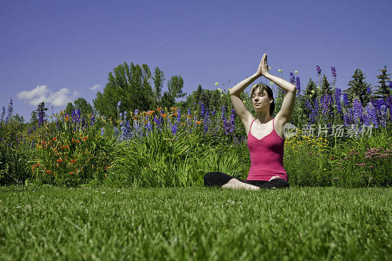 在公园里练习瑜伽的女人