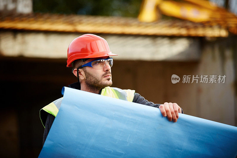 男工程师检查工地