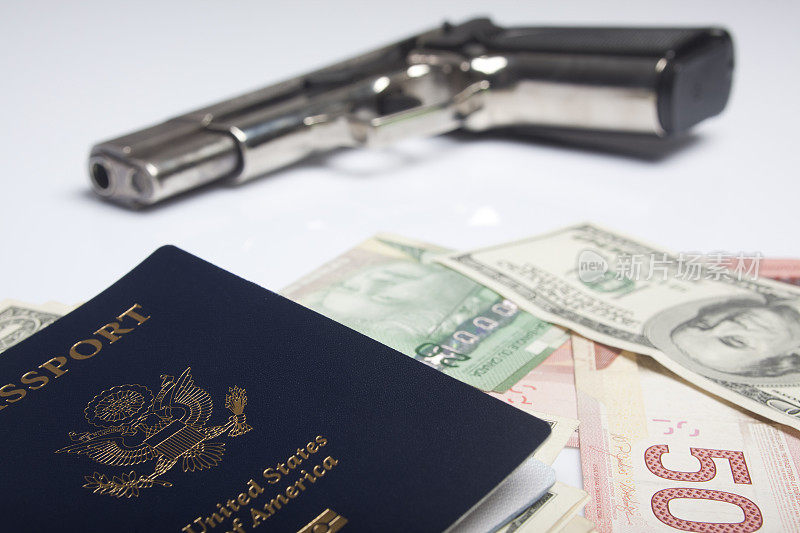 美国护照、美元和枪