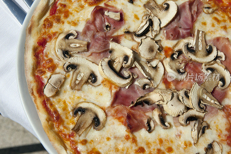 意大利的蘑菇火腿披萨