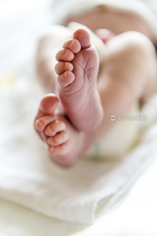 新生儿的特写镜头，可爱的小婴儿光着脚
