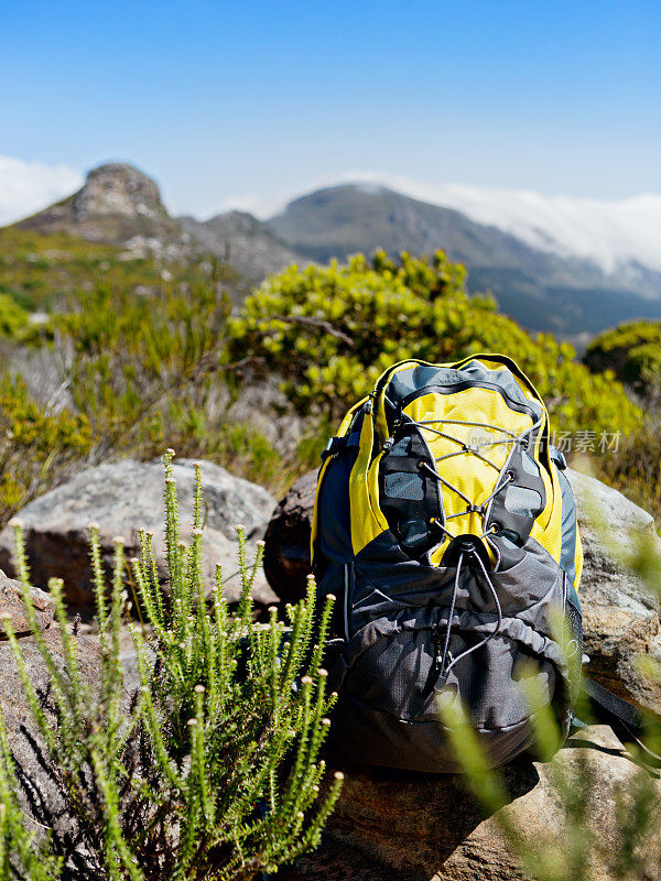 登山:背包行走在岩石路上