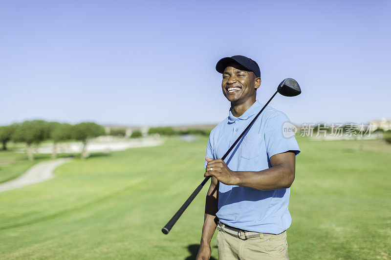 非洲高尔夫球手开怀大笑