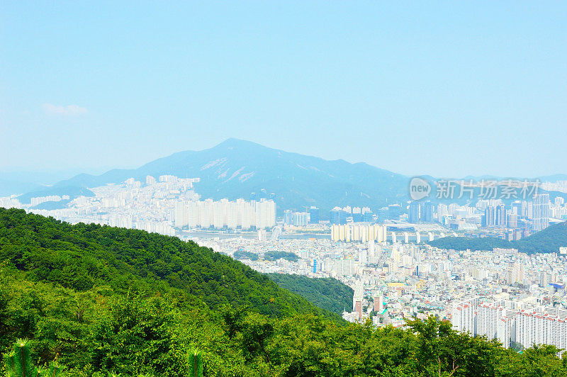 从锦莲山俯瞰釜山的全景