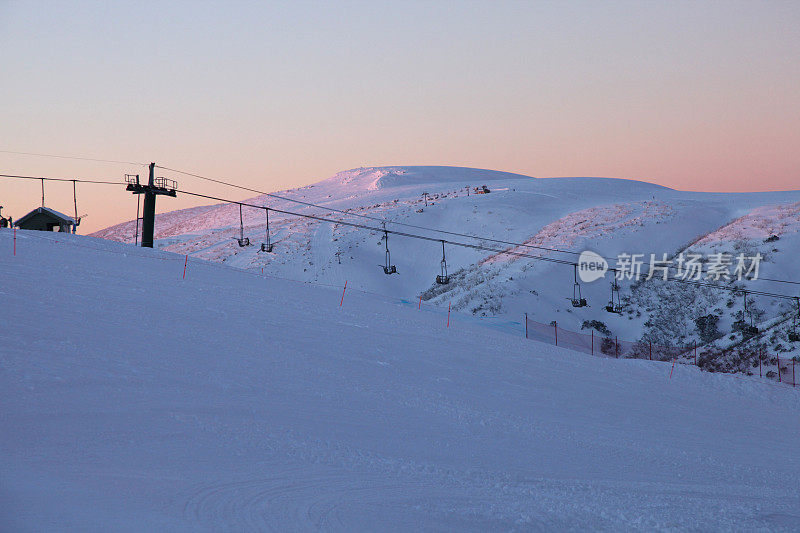 在日落时滑雪上山