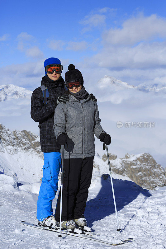 滑雪者滑雪夫妇青少年男孩和女孩享受