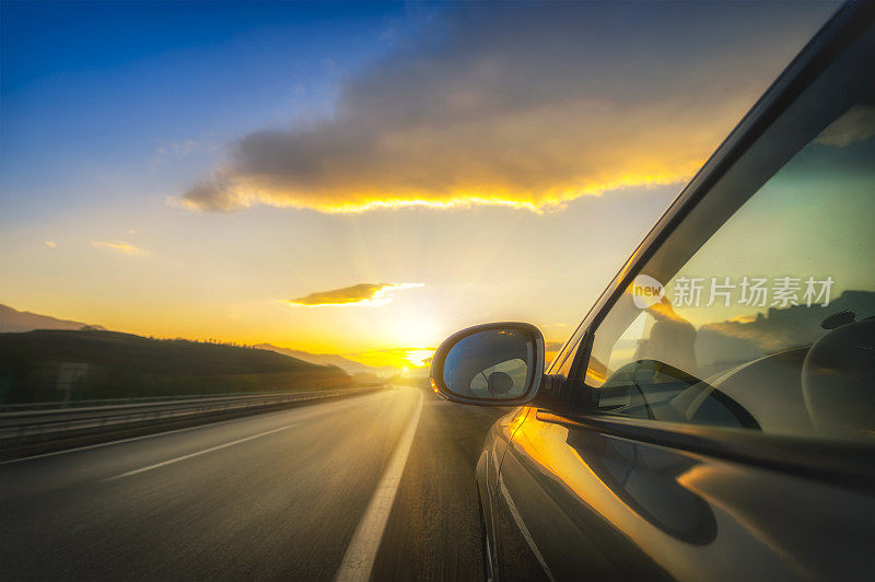 背景模糊的道路上的汽车