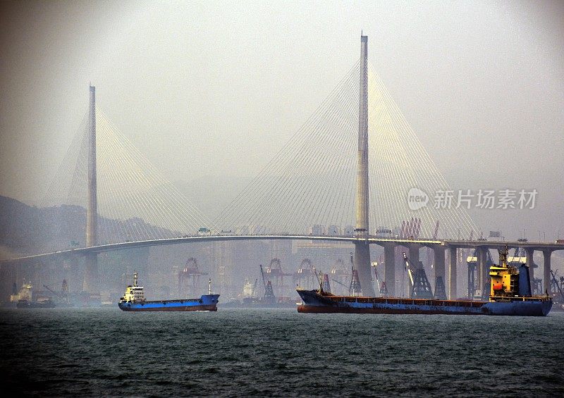 大雾中的香港港口和昂船洲大桥