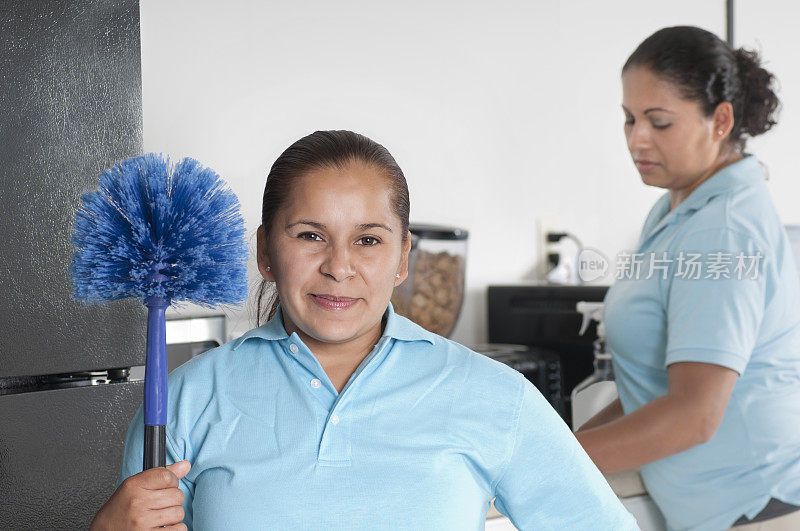 两个女人在打扫公司休息室