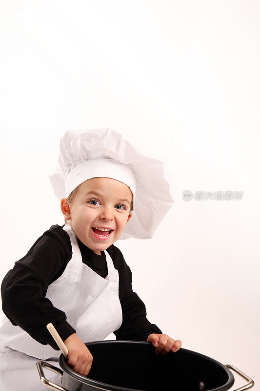 小男孩扮演厨师炒菜锅