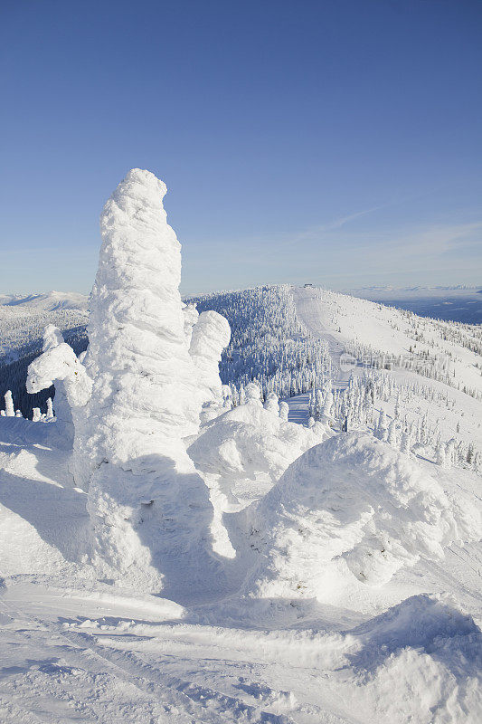滑雪胜地山脊上的雪鬼