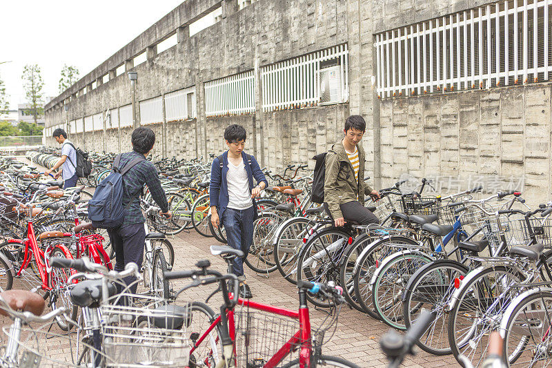 年轻的日本学生在日本京都停放自行车