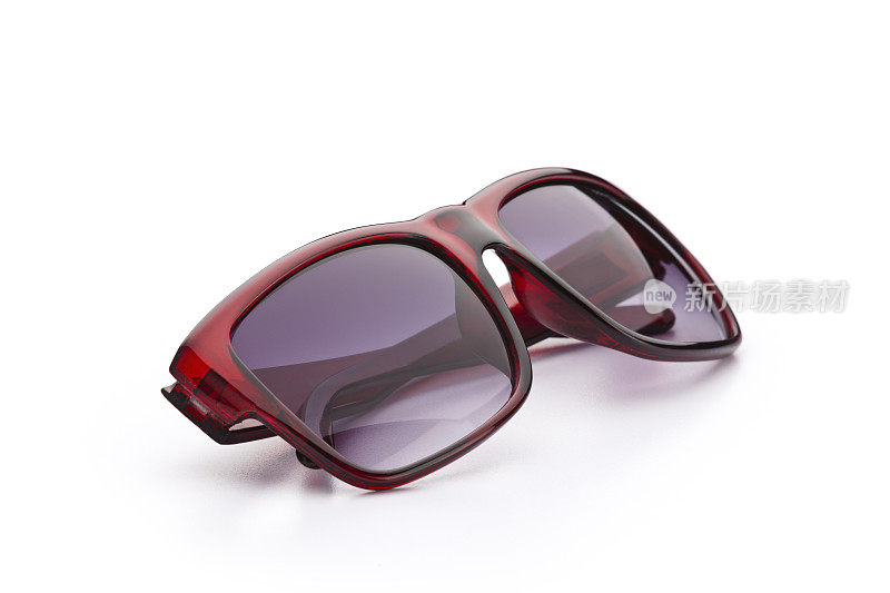现代太阳眼镜与红色框架上的白色背景