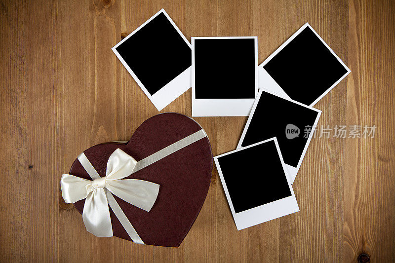 心形情人节礼物盒与空白照片上的木头