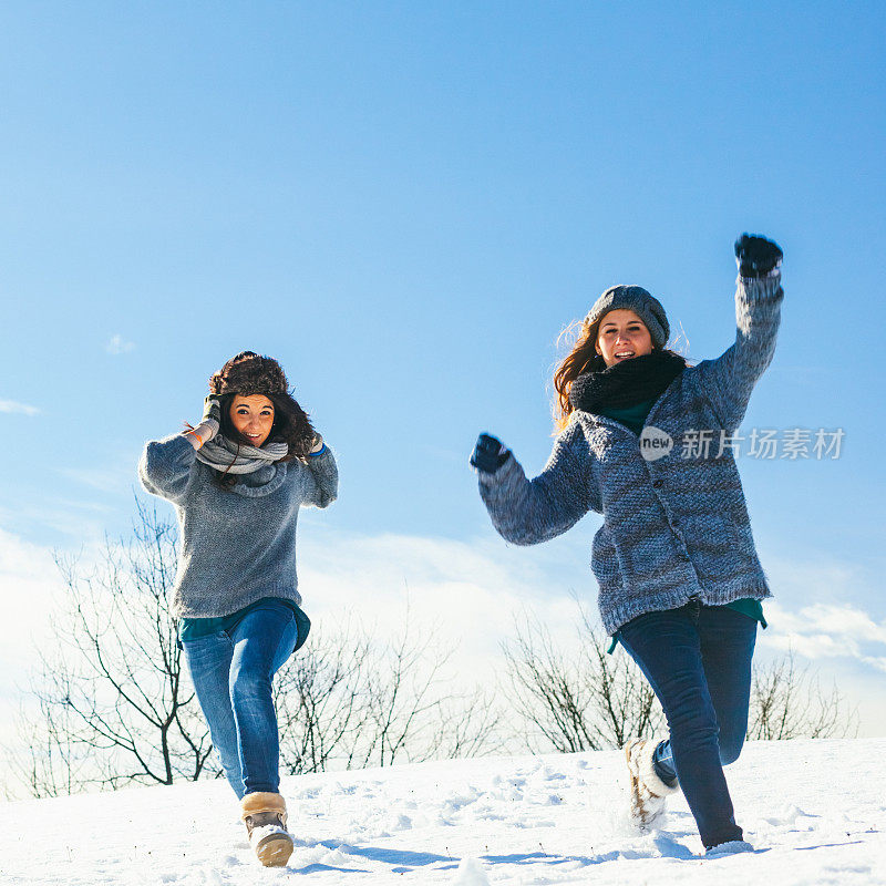 年轻女子在雪中嬉戏