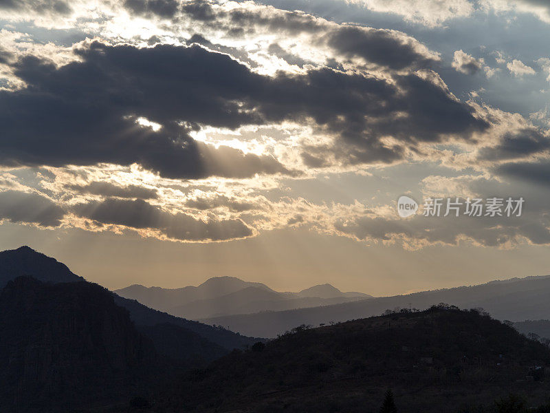 夕阳西下山峦倒影风景