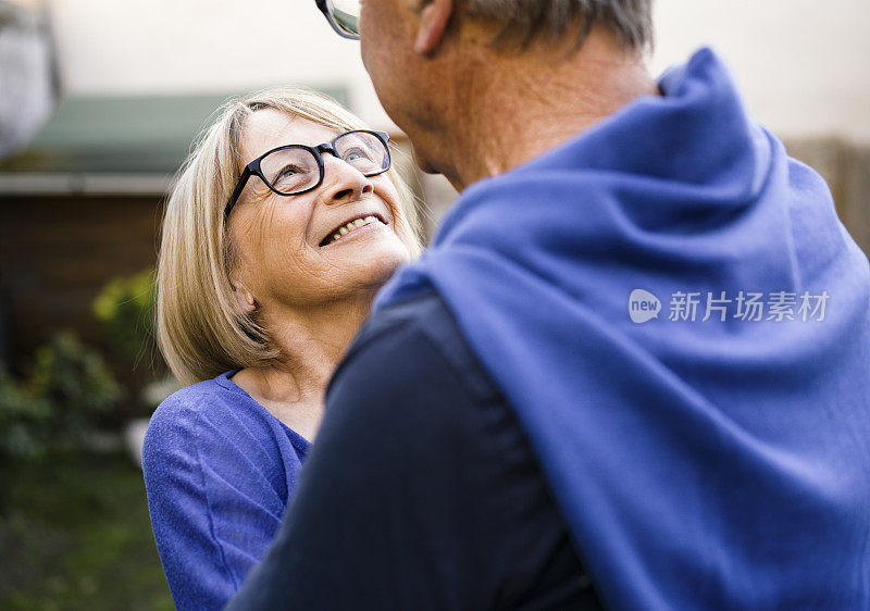 快乐的老女人在后院拥抱男人