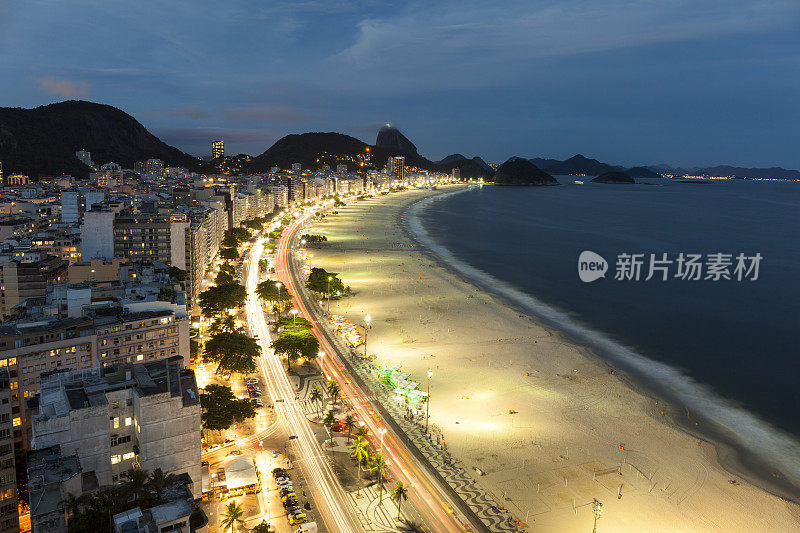 巴西里约热内卢的科帕卡巴纳海滩夜景