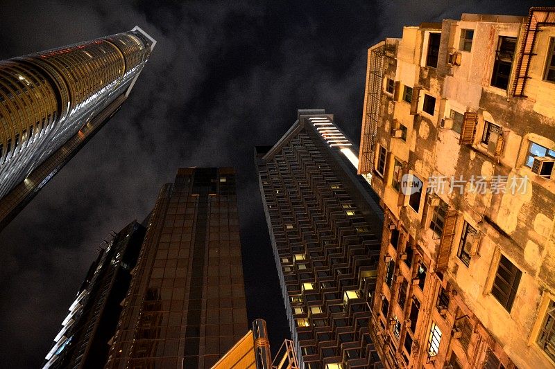 香港尖沙咀区夜间的建筑物