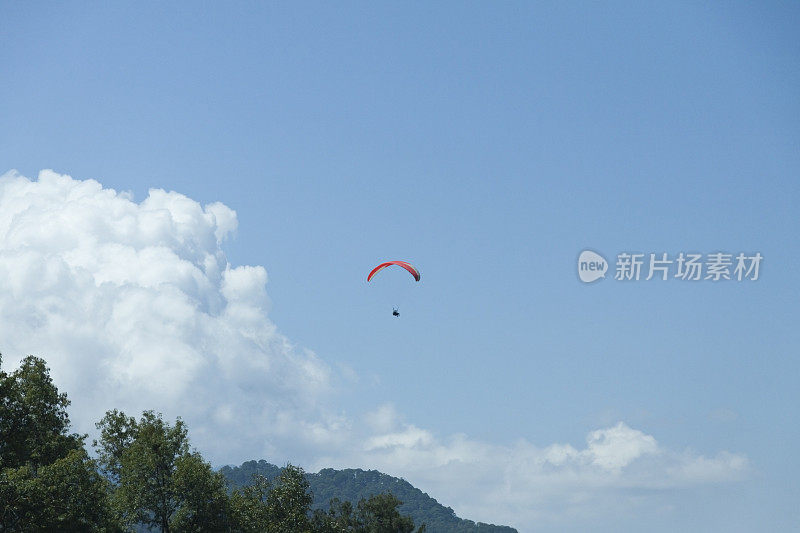 挂在天空中