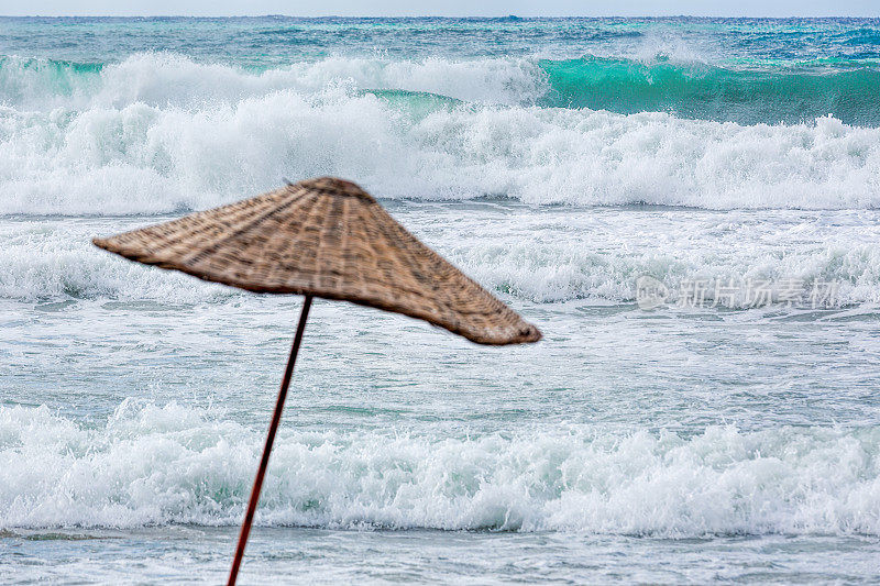 在阿兰亚用阳伞在暴风雨后掀起巨浪