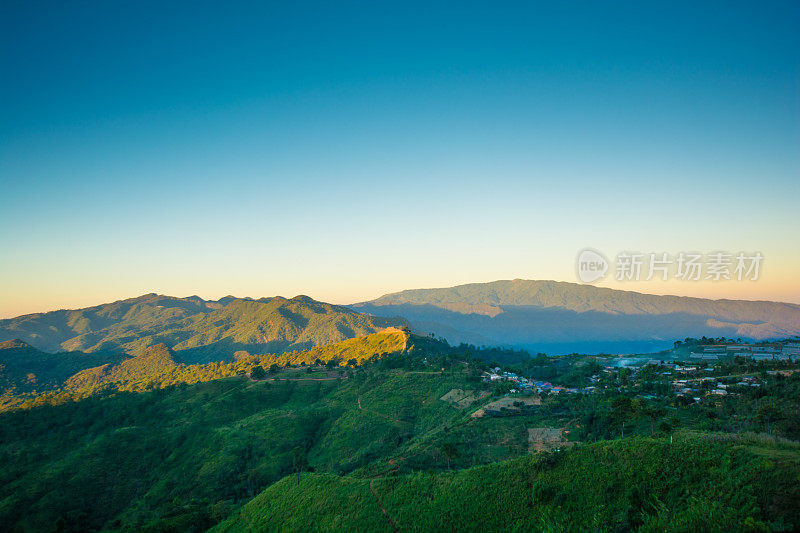 泰国北部的全景日落山景