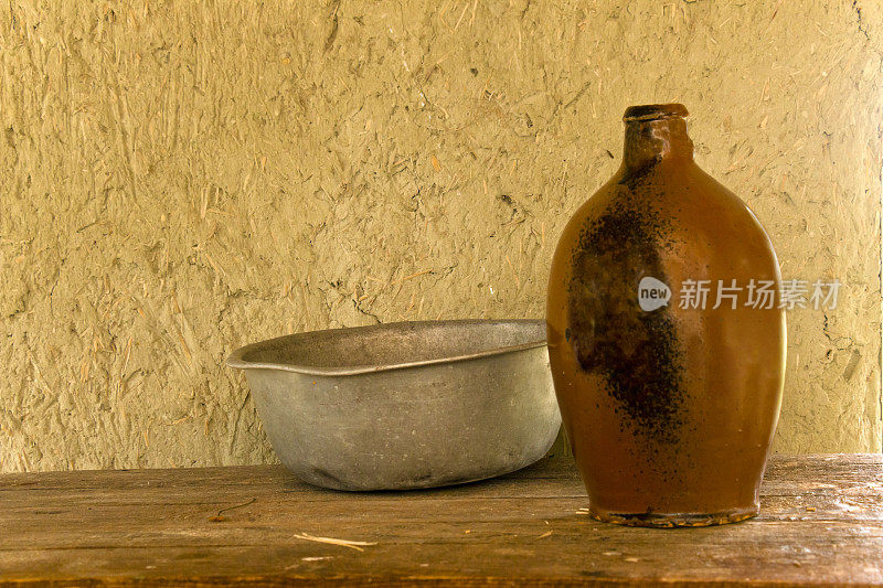 旧的石器水罐和锡碗